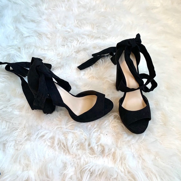 Tie around black heels - Picture 2 of 3